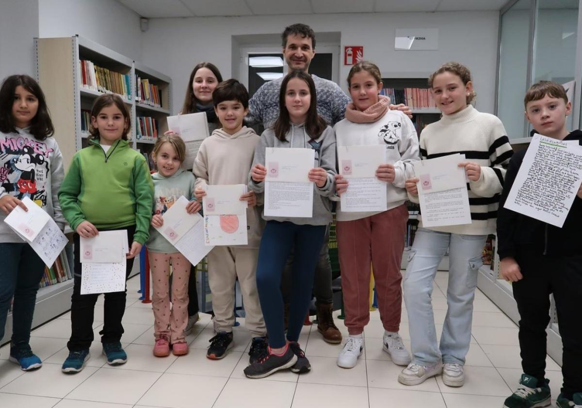 El alcalde Mikel Arruti junto con algunos de los escolares premiados en el XI Concurso Literario OrriBakaR.