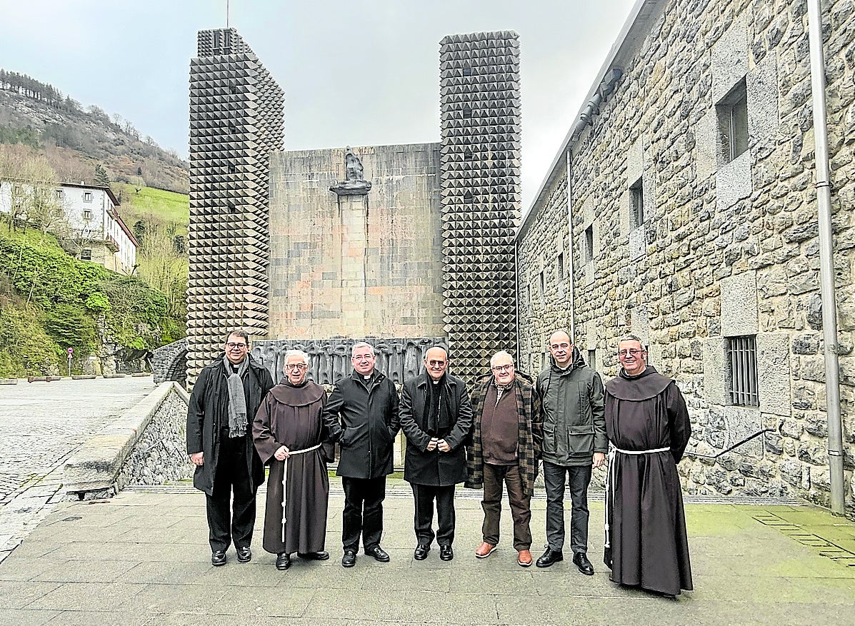 No faltó la foto de rigor junto a una basílica que rompió los moldes de la época y suposo una revolución en el arte religioso del siglo XX.