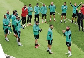 Los futbolistas y el cuerpo técnico del Athletic, en Lezama horas antes de coger el vuelo a Arabia Saudí.