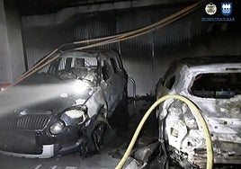Dos coches han quedado calcinados por un fuego esta madrugada en un garaje de la calle Piketazaharra de Irun