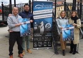 Asier Martínez, David Sánchez, Leire Artola y Mariola Pascual posan con el cartel del ciclo.