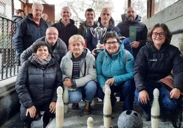 Foto de familia de los premiados en la 41ª tirada de bolos 'Errege Saria'.