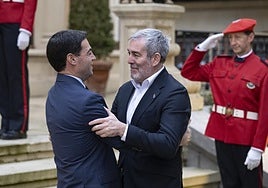 El lehendakari, Imanol Pradales, y el presidente de Canarias, se saludan en Ajuria Enea, el pasado mes de diciembre.
