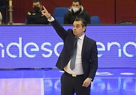 Iñaki Martín dirigiendo al GBC ante el Tenerife.