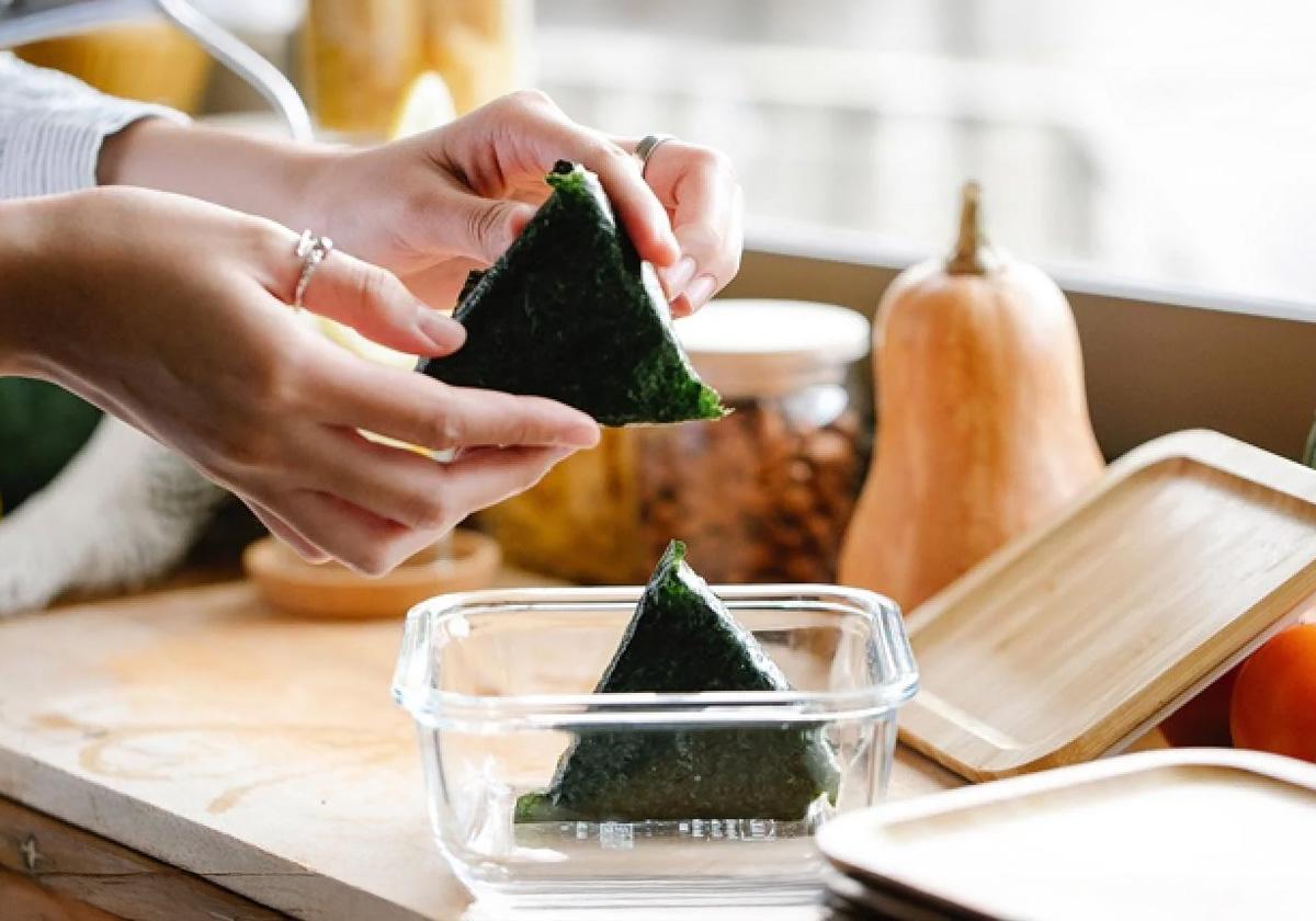 Preparación realizada con alga nori lista para ser consumida.