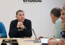 Arnaldo Otegi en una reunión en la sede de EH Bildu en Donostia.