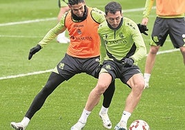 Oyarzabal protege el balón del acoso de Aguerd.