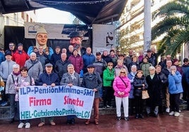 Componentes de la asamblea de pensionistas de Urretxu y Zumarraga en el reciente pistoletazo de salida de la recogida de firmas.