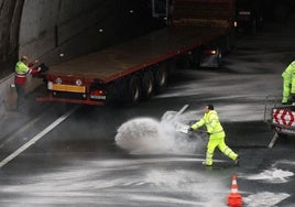 La AP-8, cortada por el accidente múltiple de tres camiones