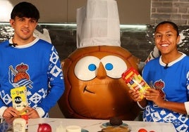 Jon Mikel Aramburu y Manuela Vanegas junto a Txurdin con la harina de maíz que se utiliza para preparar el plato.