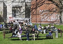 Un grupo de estudiantes en el campus de la UPV de Gipuzkoa.