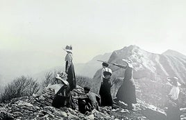 Una de las fotos más antiguas de la exposición es la de montañeras en la cumbre de Hernio de 1912.