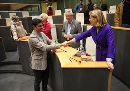 El portavoz del PP, Mikel Lezama, y la diputada general, Eider Mendoza, se felicitan tras aprobar los Presupuestos de 2025.