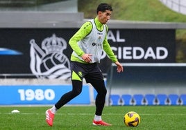 Aguerd controla un balón durante un entrenamiento en Zubieta.