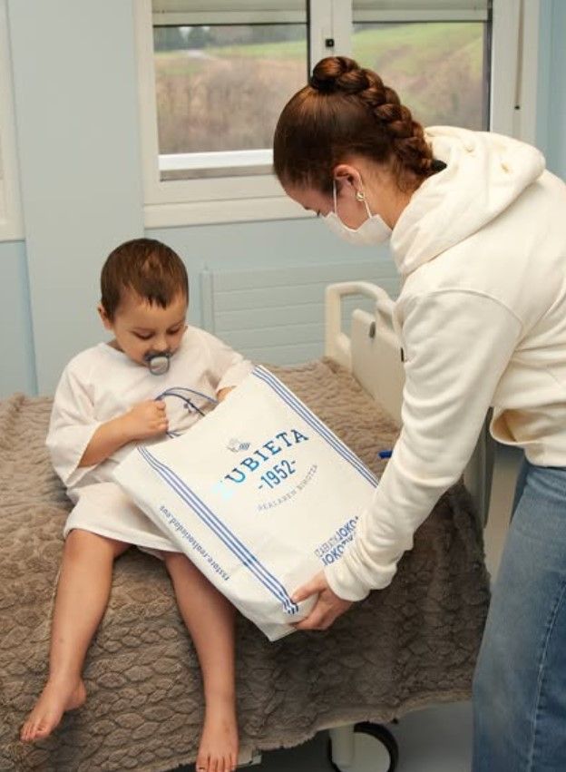 La Real reparte regalos y alegría en el Hospital