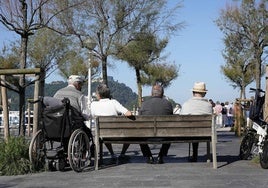 Un grupo de pensionistas conversa en el paseo de la Concha, en San Sebastián.