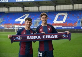 Iván Gil y Javi Martínez posan ayer en el césped de Ipurua.