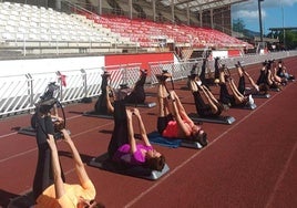 Un grupo de mujeres realiza estiramientos sobre la pista de atletismo de Mintxeta.