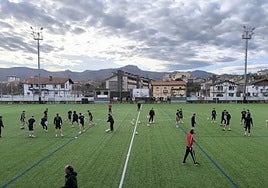 Carbó, al fondo en el centro, dirigió la sesión del viernes en el anexo de hierba artificial del Stadium Gal.