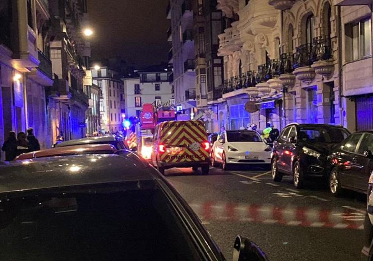Un incendio en un transformador eléctrico en la Parte Vieja de San Sebastián deja sin luz a los vecinos de varios portales