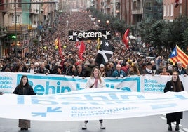 Miles de personasdurante una protesta convocada por SARE para reivindicar los derechos de los presos de ETA