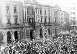 Colocación de placa en la fachada del Ayuntamiento de Eibar tras la proclamación de la II República el 14 de abril de 1931