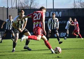 Tresaco golpea ayer el balón en el Stadium Gal.