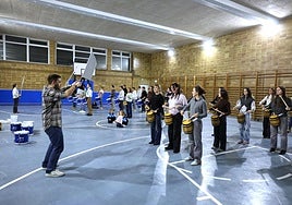 Ensayo de la tamborrada AMPA Mary Ward Ikastetxea en las instalaciones cubiertas del colegio.