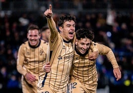 Madariaga celebra con Iván Gil el segundo tanto del Eibar, que llegó tras un contragolpe. Todavía marcaría después Guruzeta en el descuento.