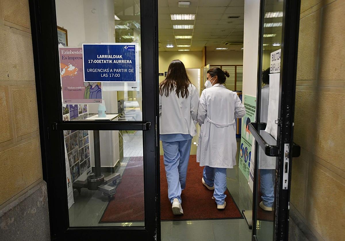 Dos enfermeras entran en el PAC de Donostia.