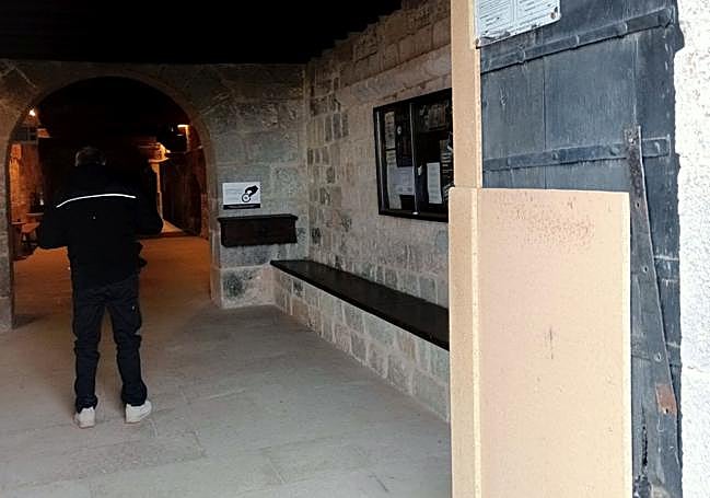 La puerta, protegida con tablones.