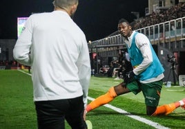 Sadiq Umar realiza ejercicios de estiramiento durante el encuentro de Copa contra el Eldense