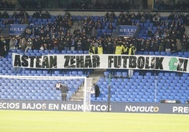 La grada Aitor Zabaleta ha protestado por el horario del enuentro.