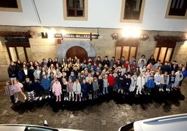 Las niñas y niños de Euskal Billera participantes en la Tamborrada Infantil 2025.