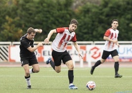 Un jugadores del 'Haundi' conduce el balón en Mintxeta.