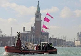 El gigante mutrikuarra Akerbeltz surcando las aguas de Venecia a bordo de una embarcación.