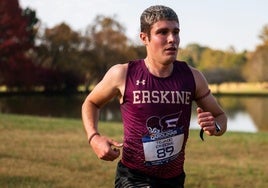 Ekaitz Tejado en una prueba atlética con la camiseta de la universidad en la que estudia y defiende en el deporte del atletismo.