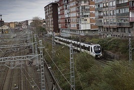El Topo en Irun circula cerca pero separado de la red de Adif, en la que se integrará en el futuro liberando miles de metros cuadrados.