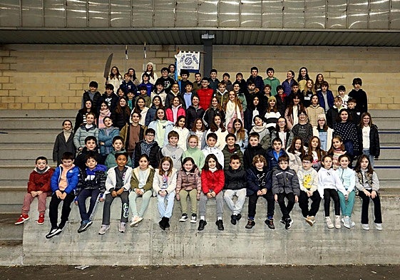 Los componentes de la tamborrada infantil de Azular Lizeoa.