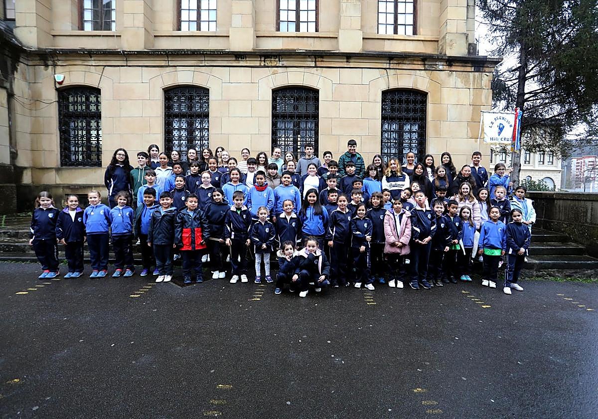 Las niñas y niños que forman parte de la Tamborrada Infantil de La Asunción en 2025