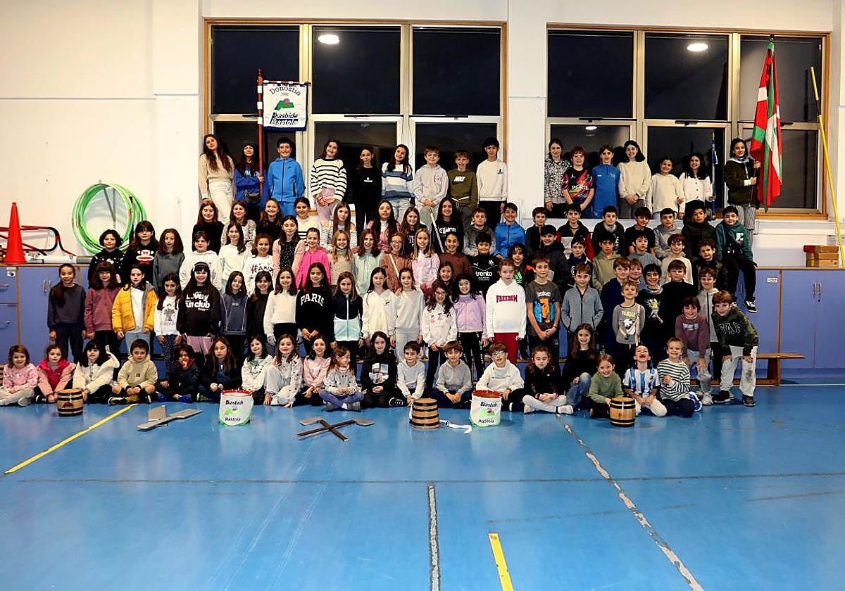 Alumnos del colegio Ikasbide que participarán el día 20 en la Tamborrada Infantil 2025 por el centro de San Sebastián