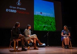 Las jóvenes presentando el documental 'Erromintxela. Senderos y raíces'.