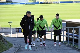 Imanol, camino del campo de entrenamiento en Zubieta.