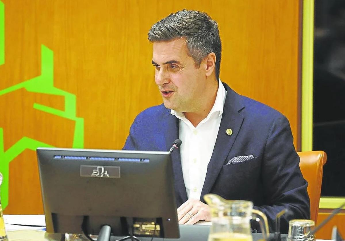 El consejero de Industria durante una comparecencia en el Parlamento.