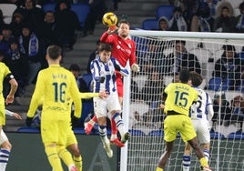 Remiro sale de puños en la victoria ante el Villarreal en Anoeta