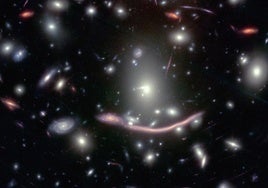 Hubble-ren irudia Abell 370-koa, 44 izar behatu diren galaxia.