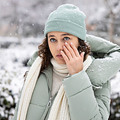 El invierno y su impacto en la salud ocular: «Puede derivar en complicaciones graves como queratitis o infecciones»