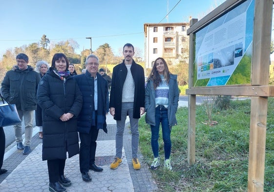 Clara Navas, José Ignacio Asensio, Xabier Lertxundi y Ainara Atorrasagasti ante el panel informativo.