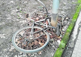 Creíamos que la bicicleta abandonada hace más de un año en el Boulevard era un caso único, pero Jon nos lo desmiente: «He comunicado a Udalinfo en julio y septiembre que hay una bici abandonada en Carlos I número 13. Pues ahí sigue. Amara está lleno de grafitis y mobiliario roto o abandonado. Peor no lo pueden hacer».