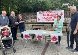 Voluntarias de la asociación oñatiarra de donantes de sangre en una campaña informativa en la plaza.